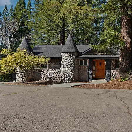 Castle Inspired Home With Amazing Vineyard Views - Hot Tub - Pool Table